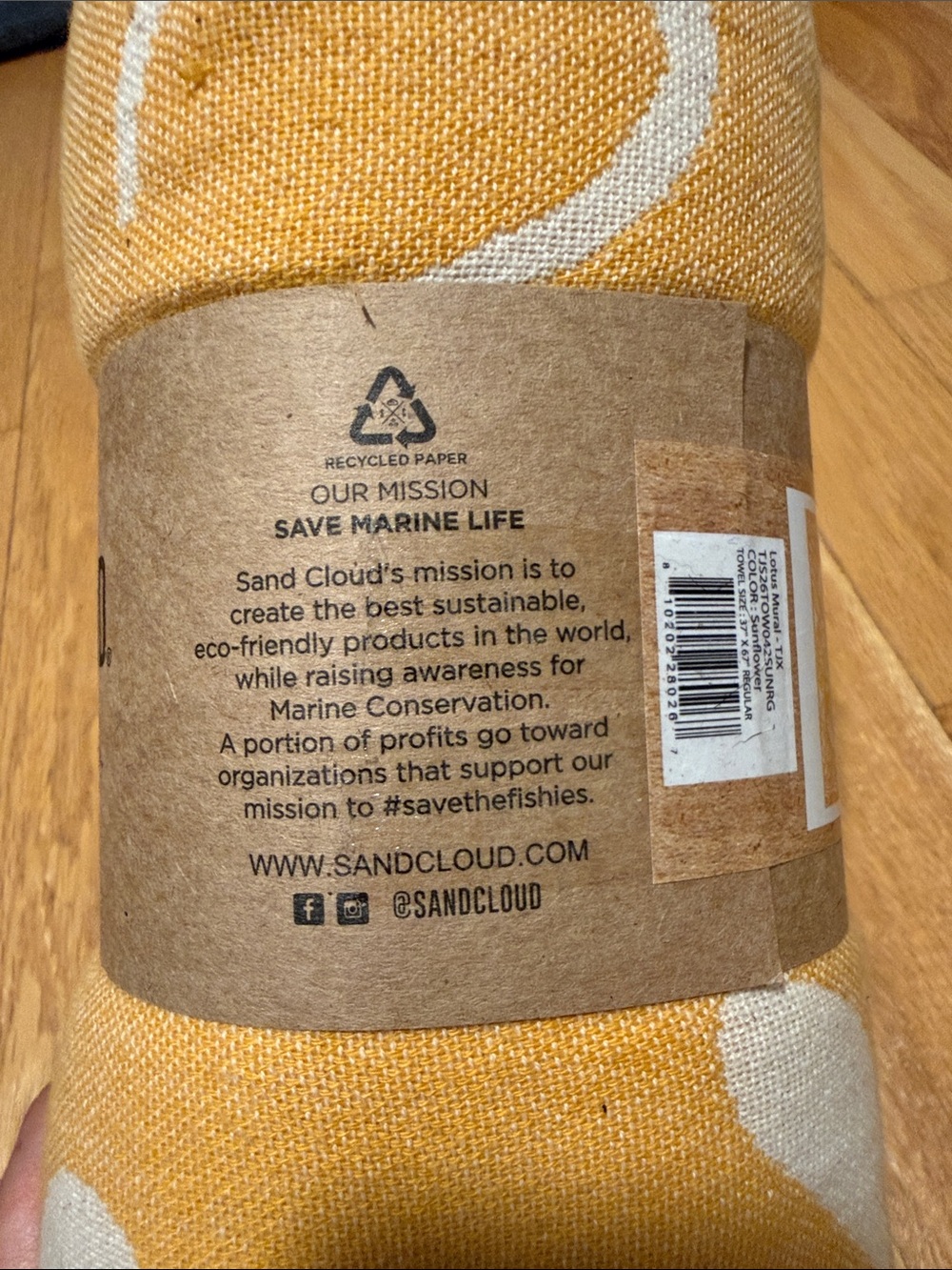 ๐ชทNwt Sand Cloud Beach Towel Lotus Mural yellow white - Picture 4 of 6
